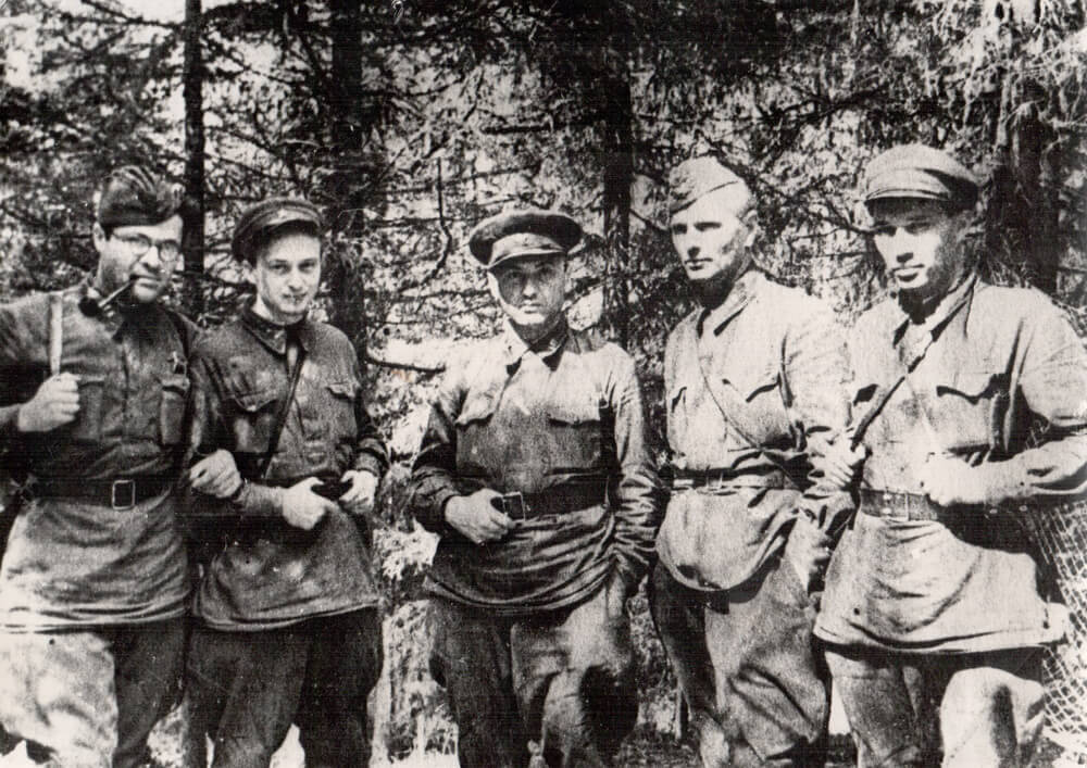 Северо-Западный фронт, Ст. Щипачёв (второй справа) и М. Матусовский (первый слева) с сотрудниками дивизионной газеты. Июль 1942г.
