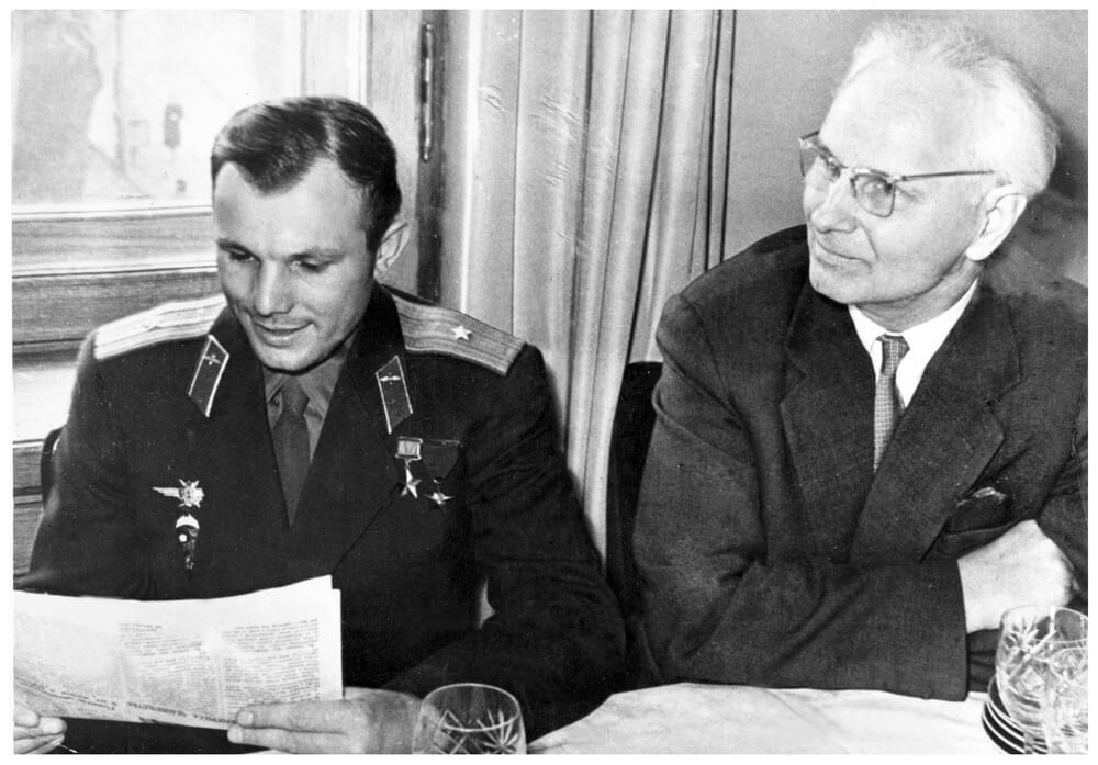 Юрий Гагарин и Степан Щипачёв, 1961г.