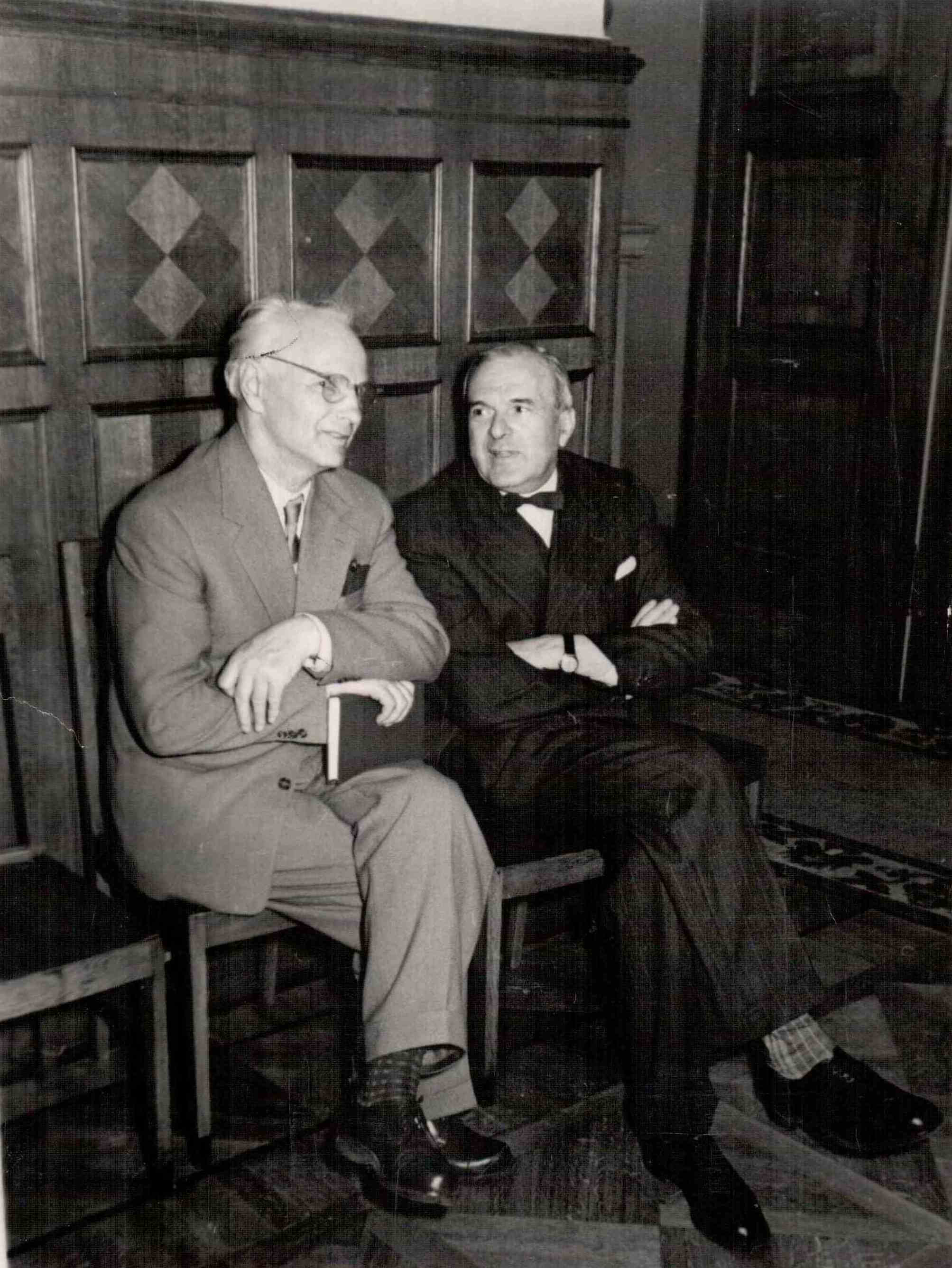 Степан Щипачёв перед концертом с Ираклием Андронниковым, 1962г.