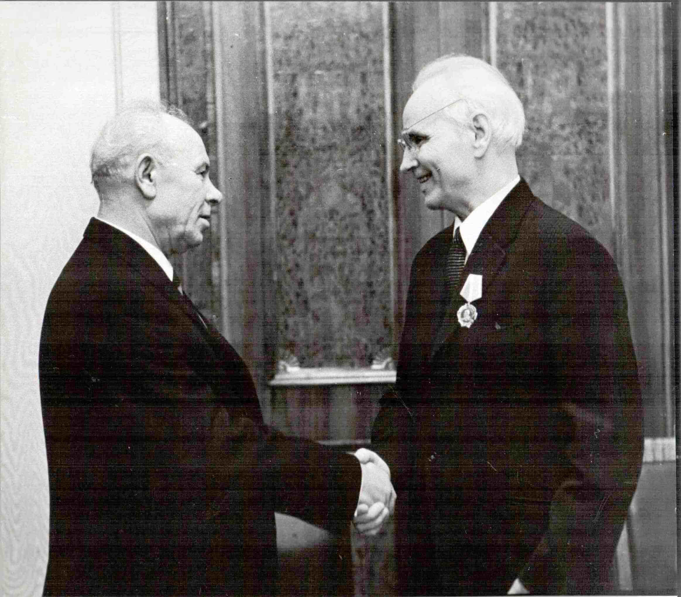 Подгорный вручает Степану Щипачёву орден Ленина, декабрь 1967г.